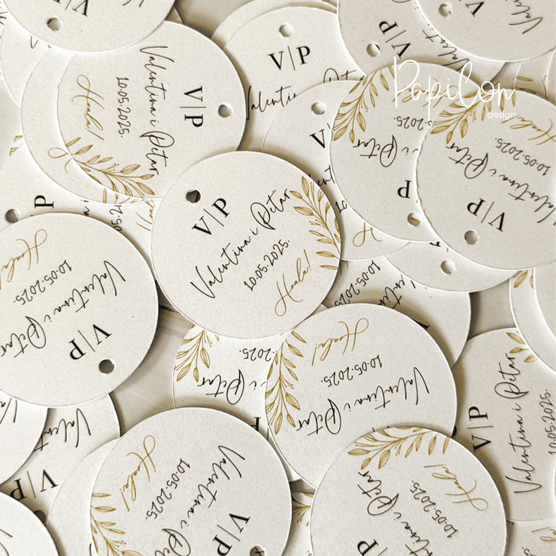 Round favor tags with personalised names and a gold botanical design